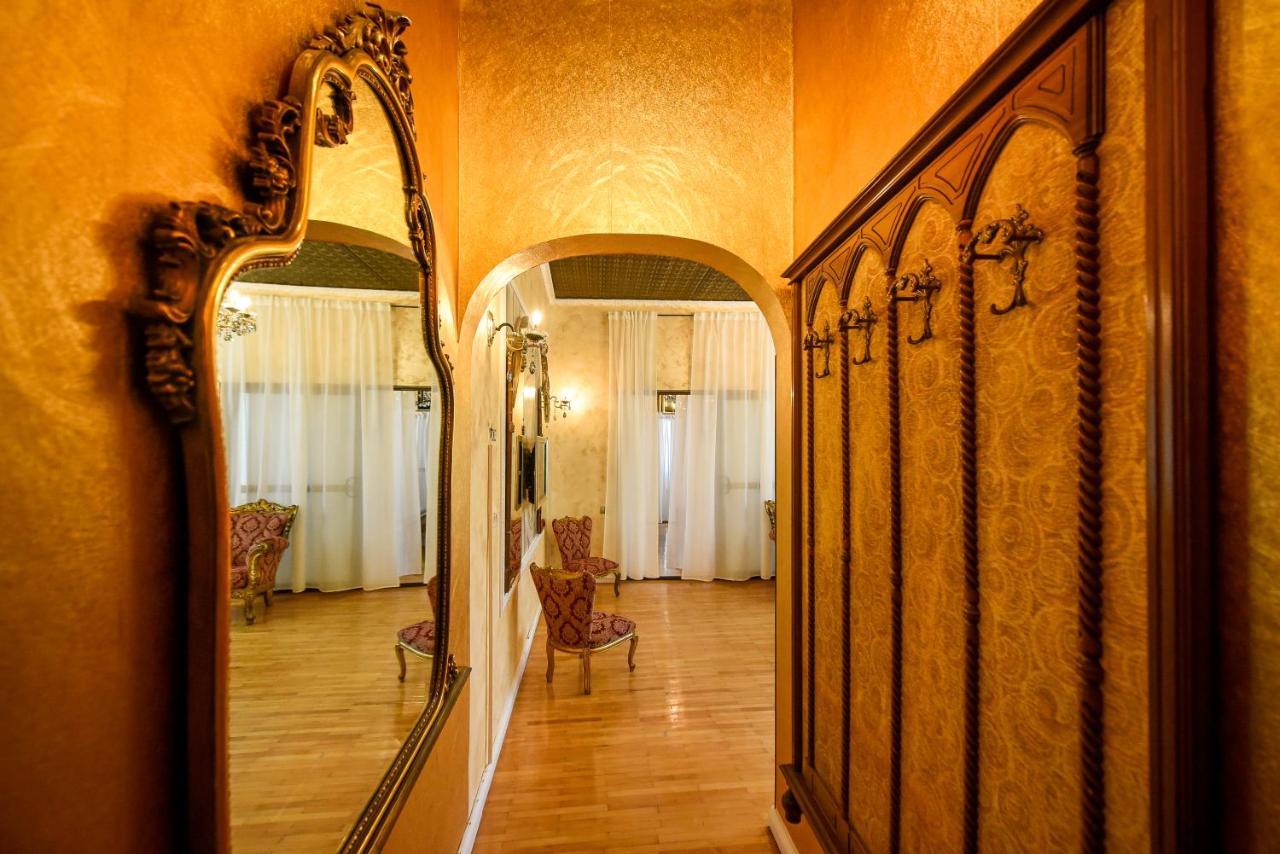 The Museum - Wonderful Super Central Apartment Bukares Bagian luar foto
