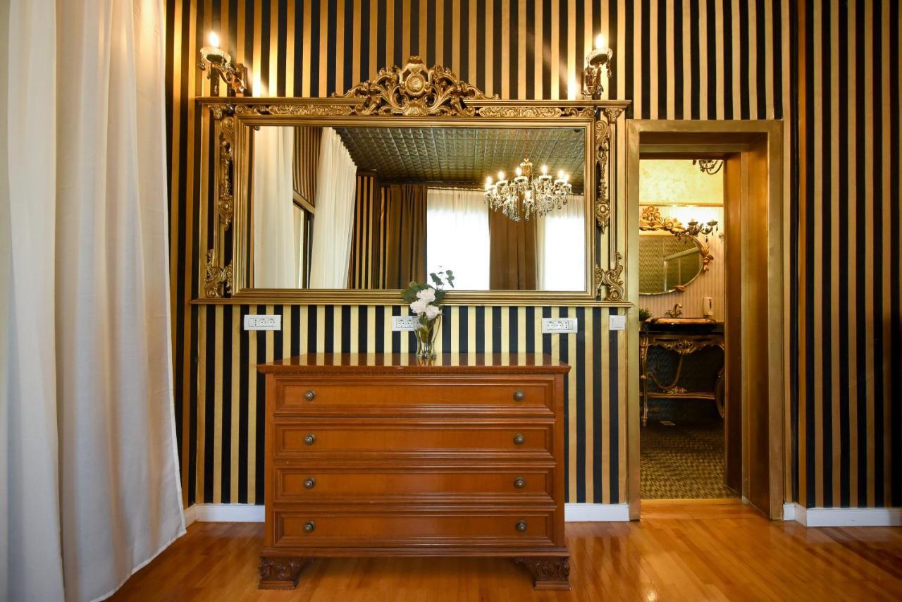 The Museum - Wonderful Super Central Apartment Bukares Bagian luar foto