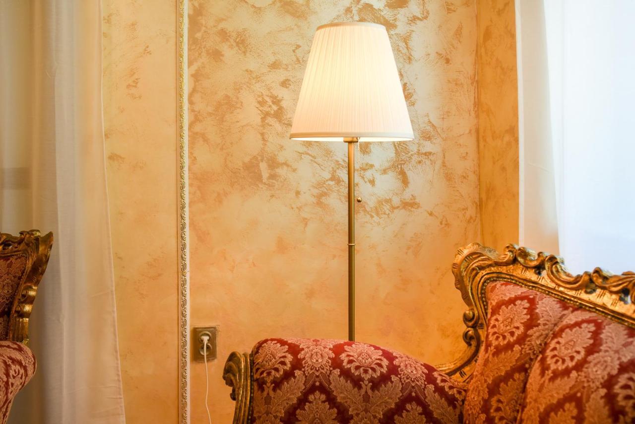 The Museum - Wonderful Super Central Apartment Bukares Bagian luar foto
